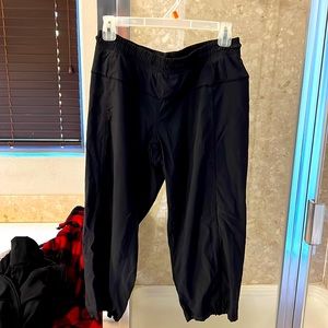 Wide leg capris. No waist tie.